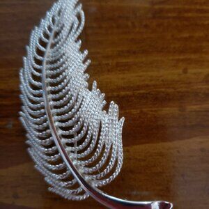 Beautiful  leaf brooch used but in good condition.